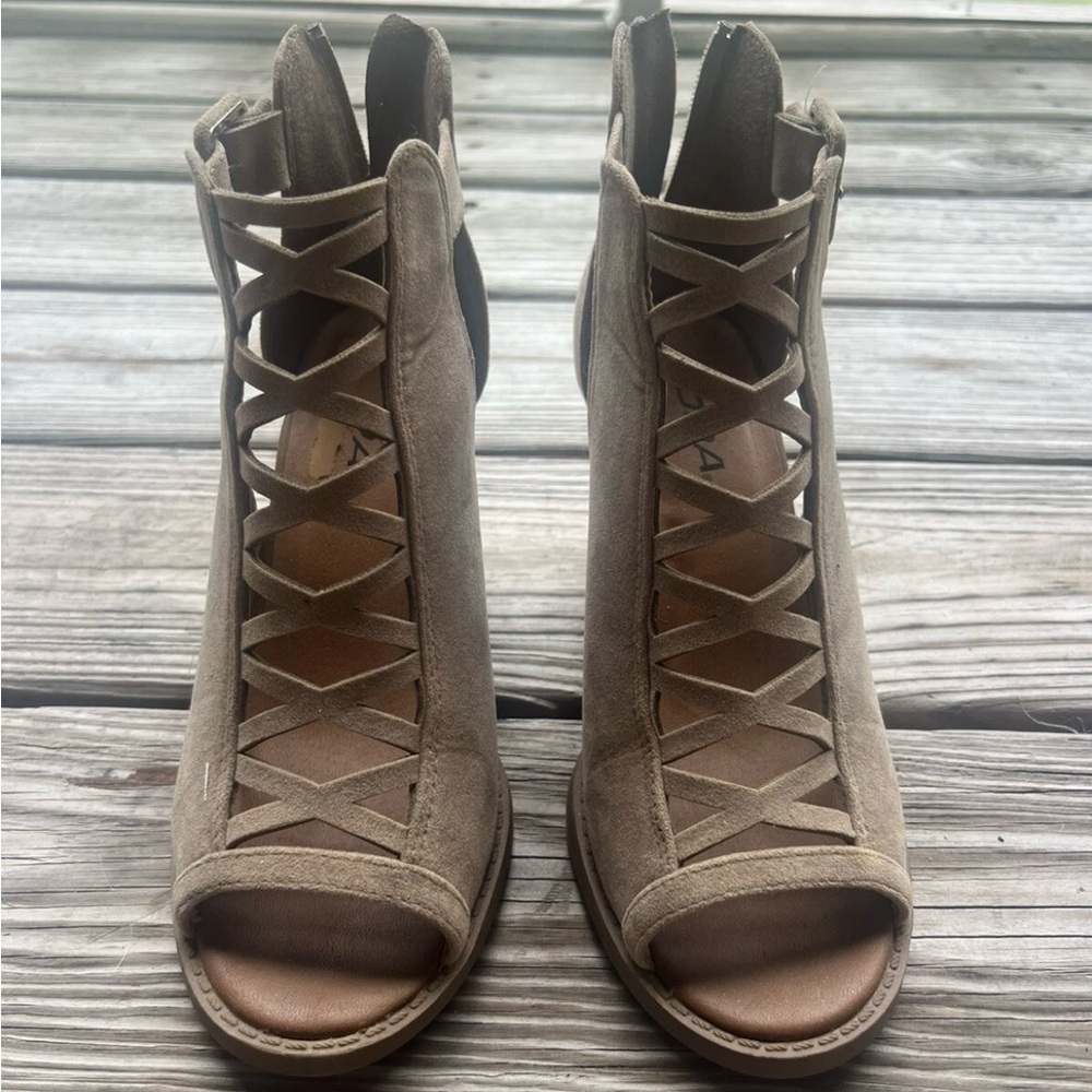 Soda Tan Heels with Open-Toe Design and Stacked Heel Size 7 - Picture 1 of 5